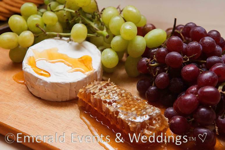 Sweet & Eco-chic Honey Bee Wedding Must-Haves from Ecopartytime -  Snack Ideas Grapes & Honey